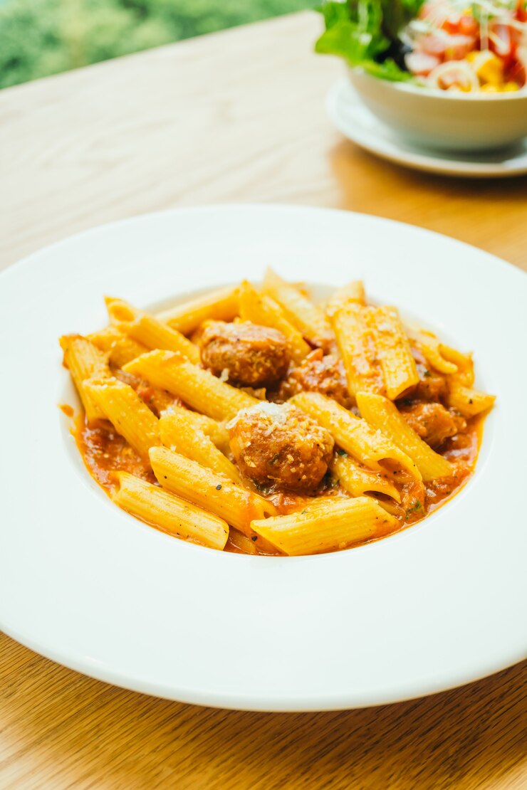 Foto gratuito pasta di polpette con salsa