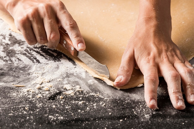 Pasta di taglio del cuoco del primo piano