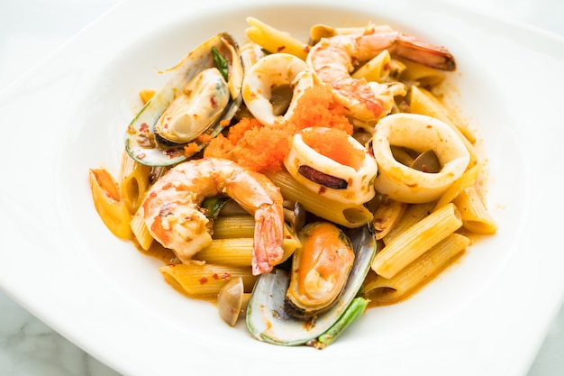 Pasta di Tom yum di pesce e frutti di mare