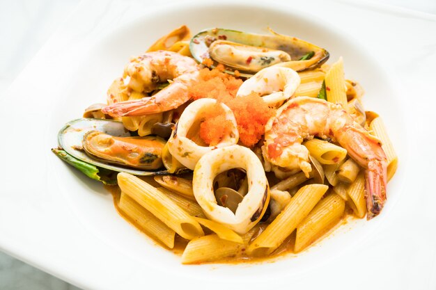 Pasta di Tom yum di pesce e frutti di mare