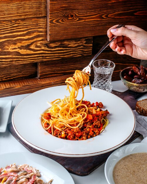 Pasta di vista frontale con carne macinata sul pavimento marrone