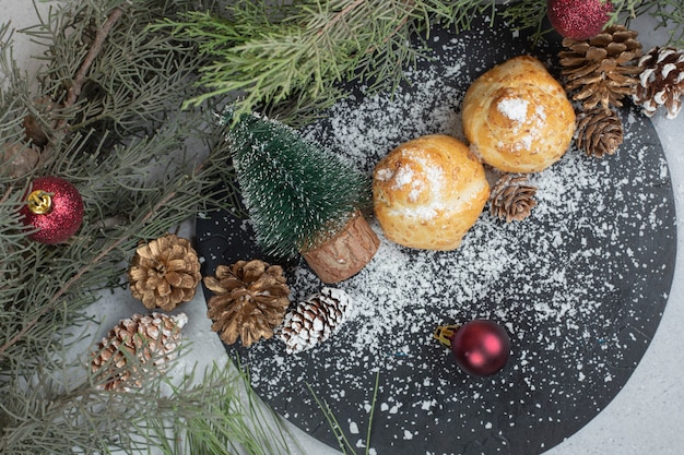 Pasta dolce con pigne e albero di Natale