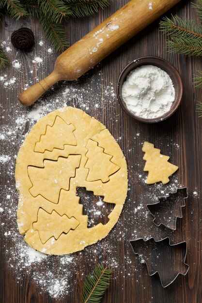 Pasta e farina per biscotti vista dall'alto