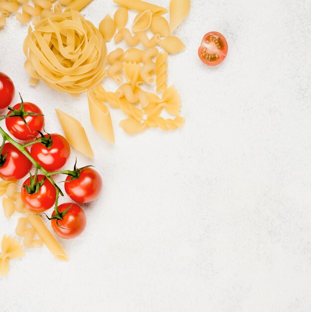 Pasta e pomodori italiani con copia-spazio