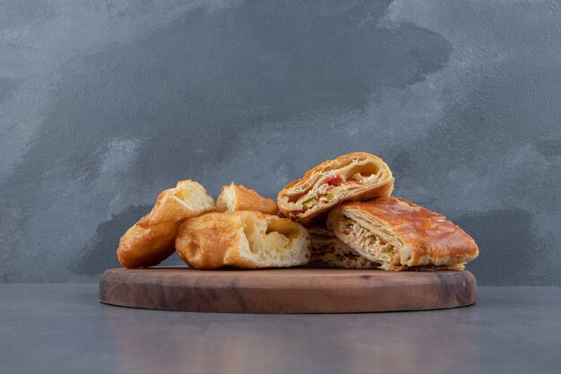 Pasta fatta in casa affettata su tavola di legno.