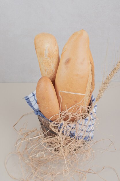 Pasta fresca di pane sul cestino di legno con la tovaglia