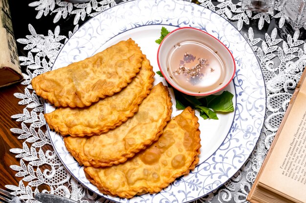 Pasta fritta ripiena di focaccia con salsa al sesamo