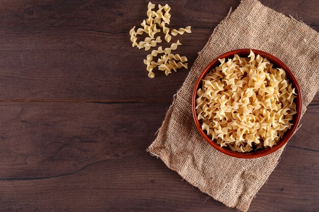 pasta fusilli su superficie di legno