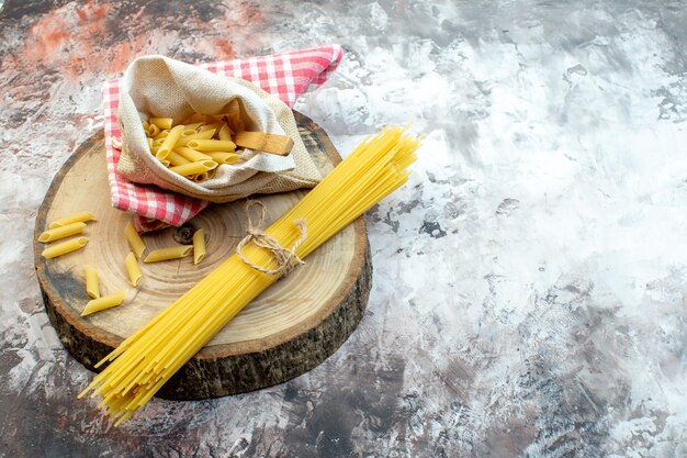 Pasta gialla cruda vista frontale su superficie chiara