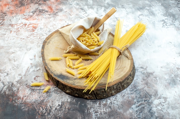 Pasta gialla cruda vista frontale su superficie chiara