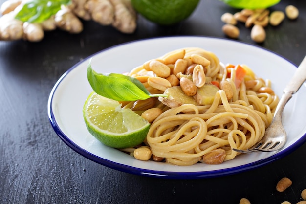 Pasta in padella con arachidi e zenzero