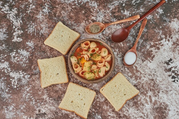 Pasta in zuppa di pomodoro con pane.