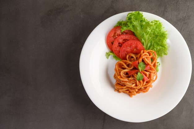 Pasta italiana appetitosa degli spaghetti con salsa al pomodoro