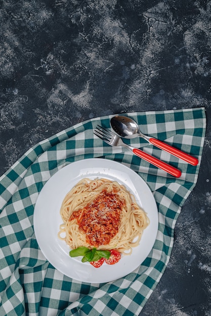 Pasta italiana con carne sul piatto