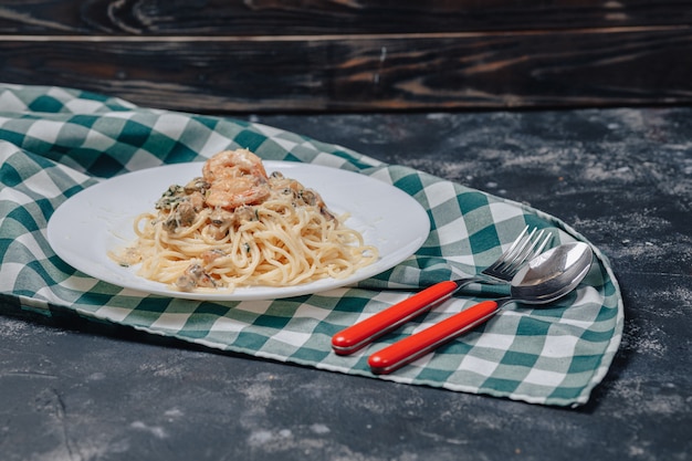 Pasta italiana con frutti di mare e gamberoni, spaghetti al sugo