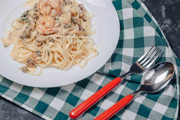 Pasta italiana con frutti di mare e gamberoni