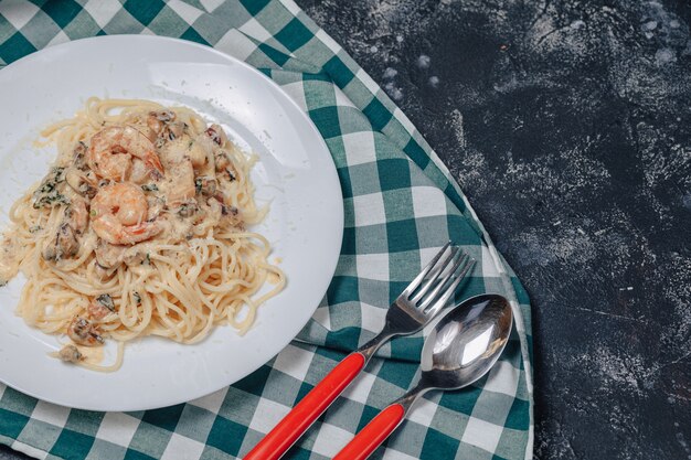 Pasta italiana con frutti di mare e gamberoni