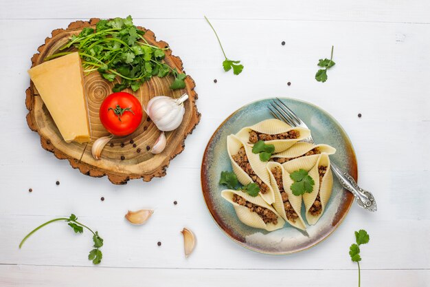 Pasta italiana Conchiglioni Rigati ripieni di carne.