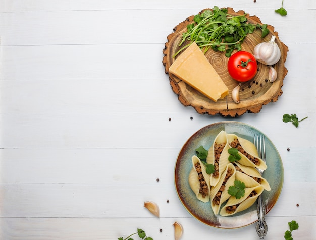 Pasta italiana Conchiglioni Rigati ripieni di carne.