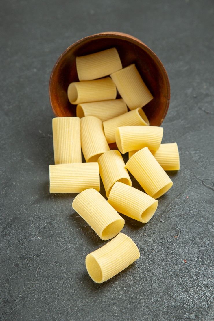 Foto gratuito pasta italiana cruda di vista frontale poco formata