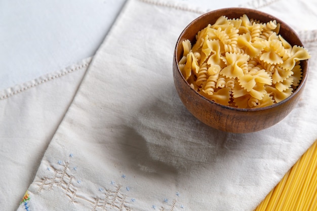 Pasta italiana cruda su una ciotola