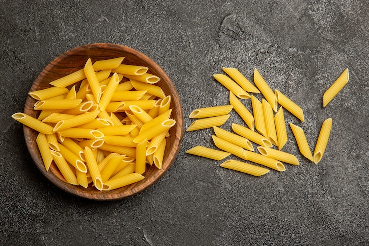 Foto gratuito pasta italiana cruda vista dall'alto su grigio