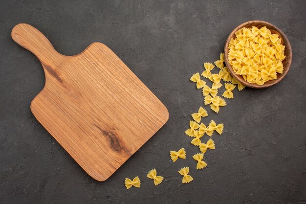 Pasta italiana cruda vista dall'alto su sfondo scuro