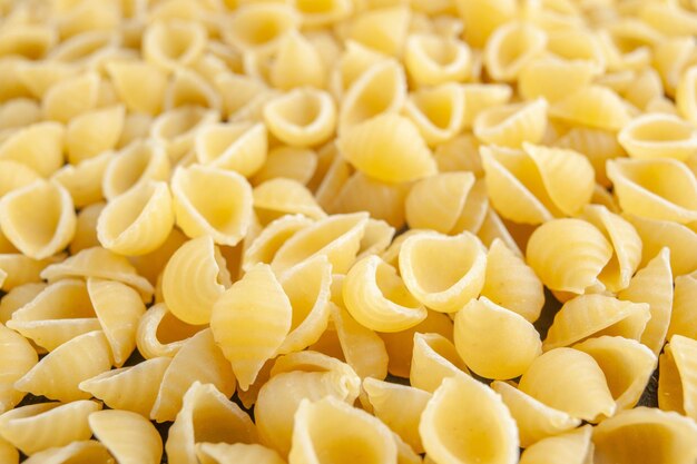 Pasta italiana cruda vista frontale su sfondo grigio pasta italiana foto cibo pasta molti