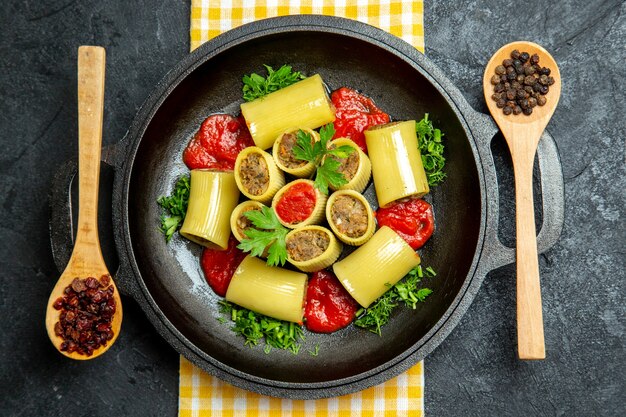 Pasta italiana vista dall'alto con carne di manzo su uno spazio grigio