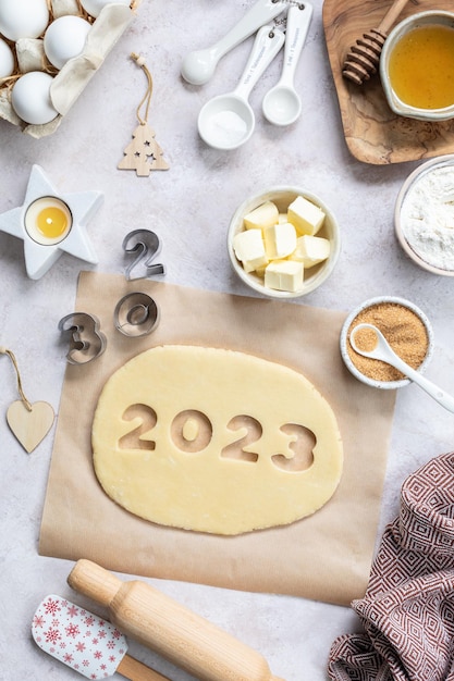 Pasta per biscotti fatta in casa sotto forma di numeri 2023 Il concetto di cottura per Capodanno e Natale