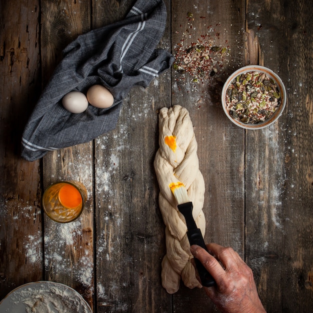 Pasta per vetri femminile con mamma sulla vista di legno del piano d'appoggio