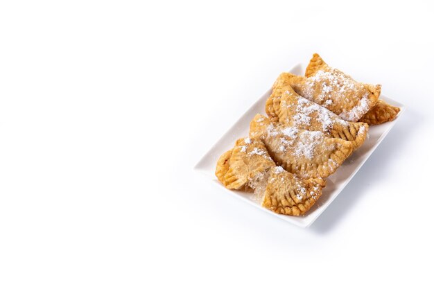 Pasta ripiena dolce spagnola ripiena di capelli d'angelo isolati su sfondo bianco