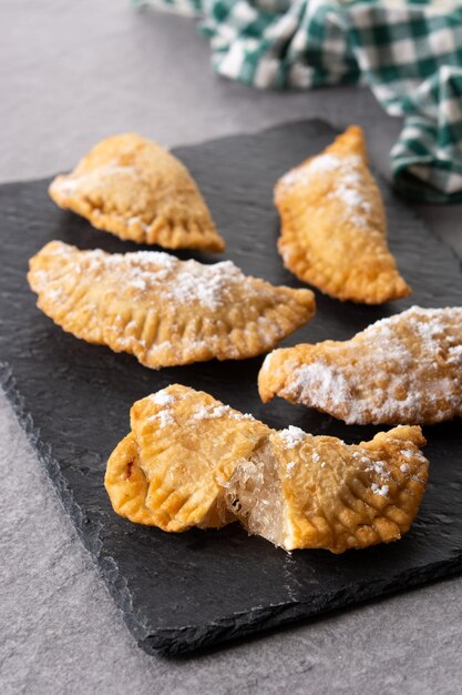 Pasta ripiena dolce spagnola ripiena di capelli d'angelo su sfondo di pietra grigia