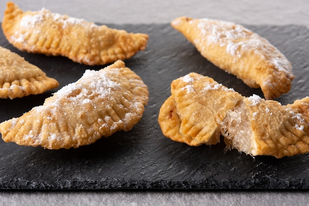 Pasta ripiena dolce spagnola ripiena di capelli d'angelo su un tavolo di legno