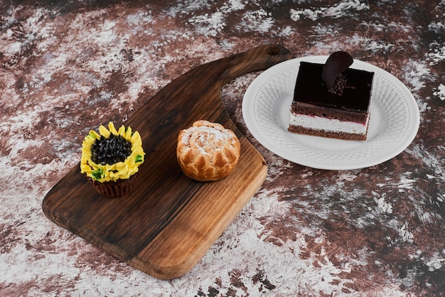 Pasta sfoglia con cupcake e torta al cioccolato.