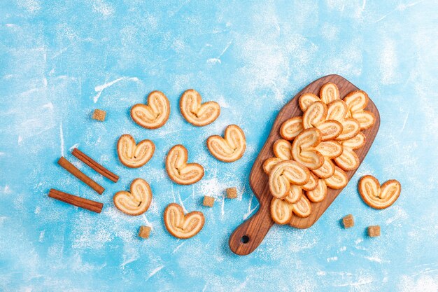 Pasta sfoglia dolce, biscotti fatti in casa più palmi.