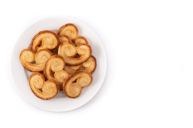 Pasta sfoglia Palmier nel piatto isolato su sfondo bianco