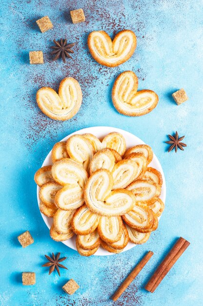 Pasta sfoglia più pallida. Deliziosi biscotti più palmier francesi con zucchero, vista dall'alto.