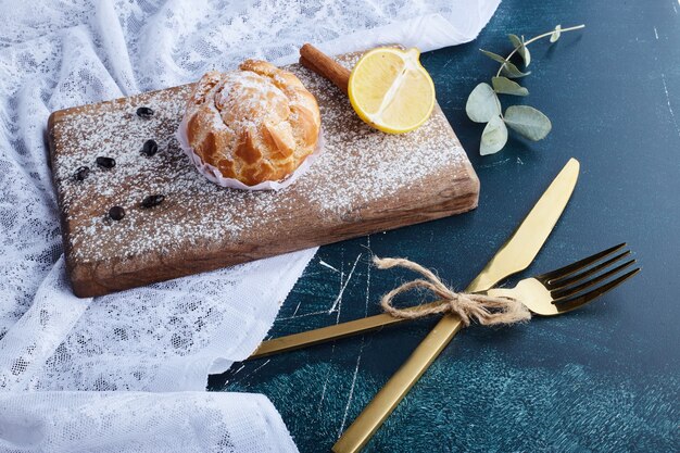 Pasta sfoglia su una tavola di legno.