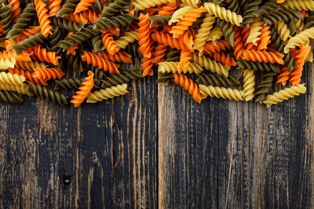 Pasta sparsa di fusilli sulla vecchia tavola di legno