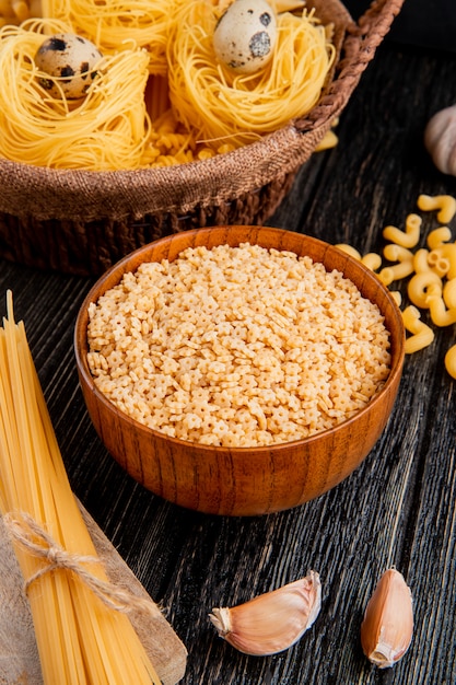 Pasta stellare nella vista laterale della ciotola di legno