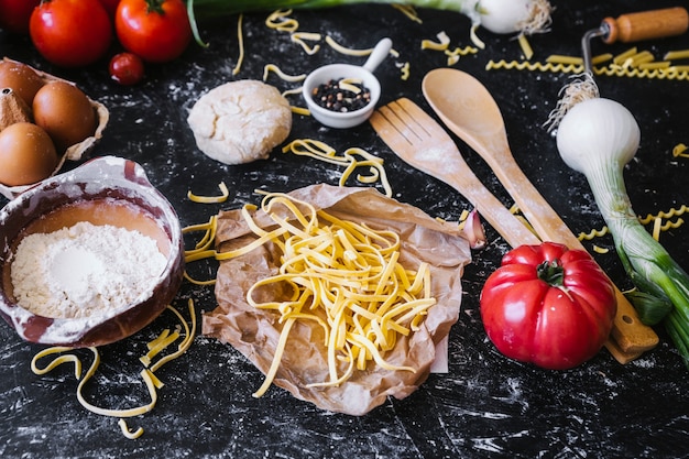 Pasta su pergamena vicino agli ingredienti