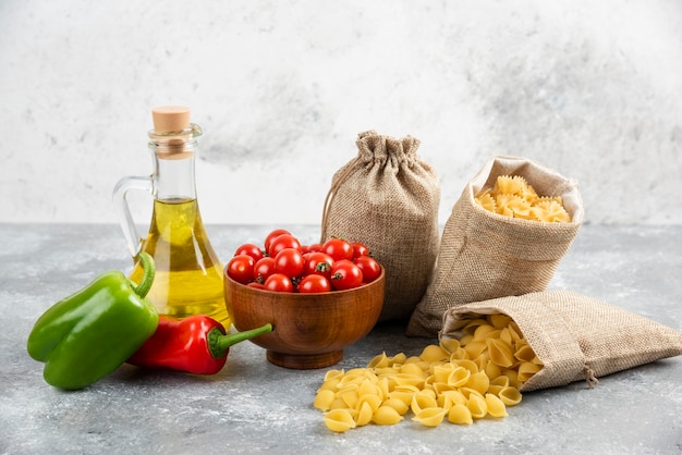 Paste in sacchetti rustici servite con pomodorini, peperoncino e olio d'oliva.