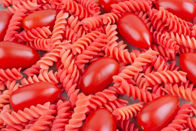 Paste rosse in salsa di pomodoro con pomodorini intorno