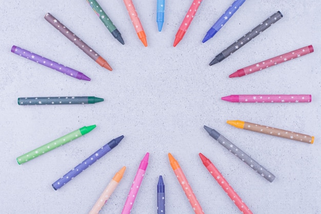 Pastelli multicolori per la lavorazione o la pittura su grigio.