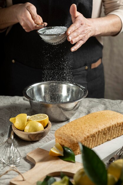 Pasticcere setacciare gli ingredienti per la torta