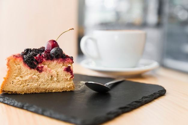 Pasticceria appena sfornata sul pannello di scisto