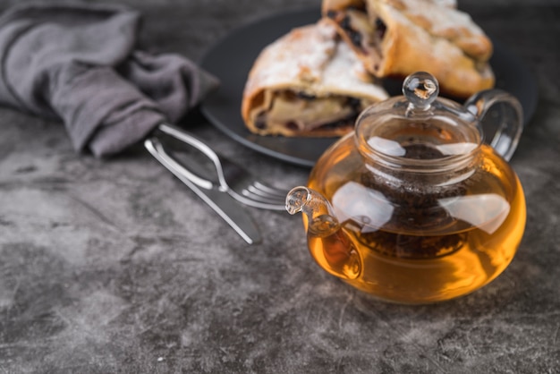 Pasticceria deliziosa del primo piano con miele su un piatto