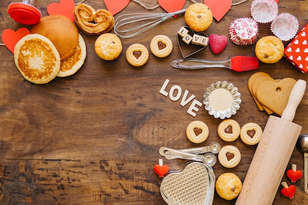 Pasticceria e bakeware su tavola di legno