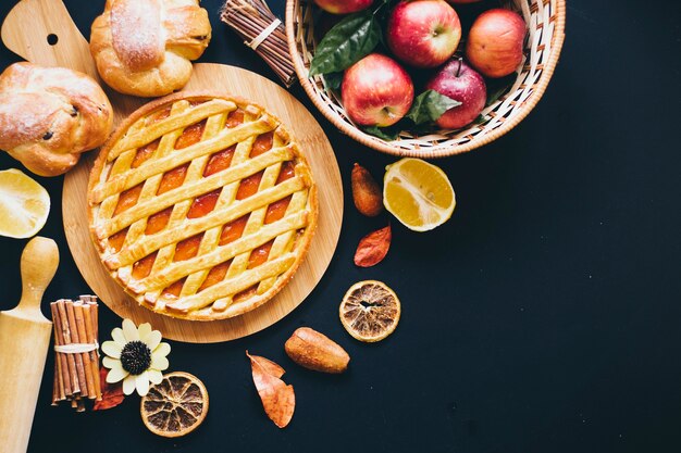 Pasticceria e frutta su sfondo scuro